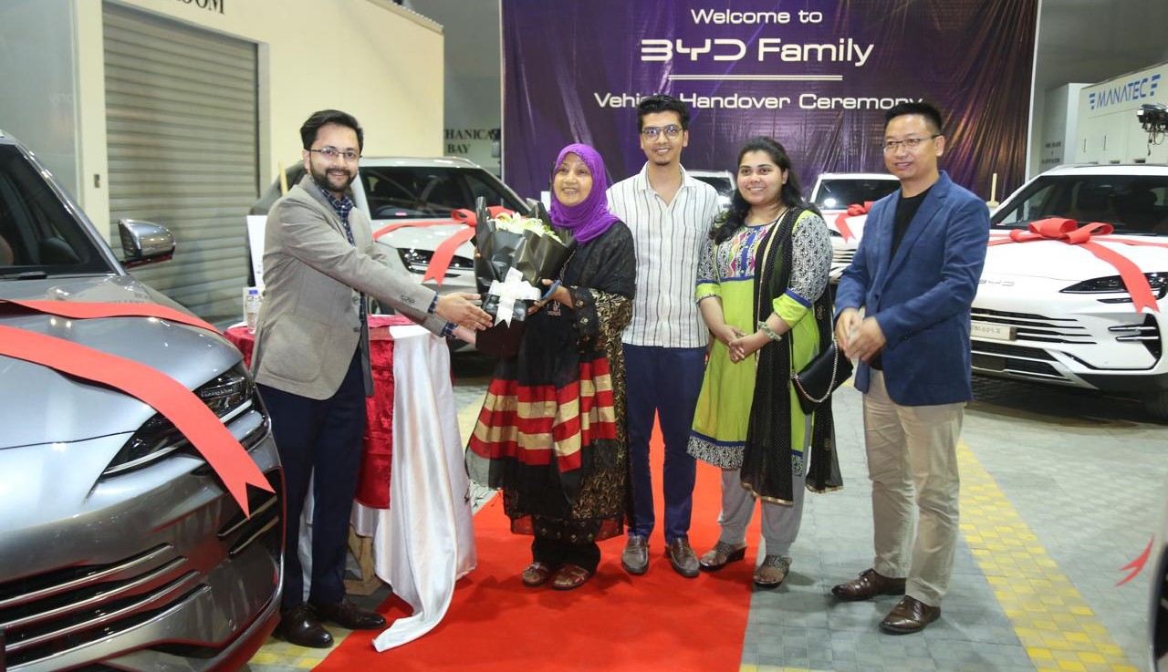 ৬ গ্রাহক পেলেন নতুন বিওয়াইডি সিলায়ন সিক্স