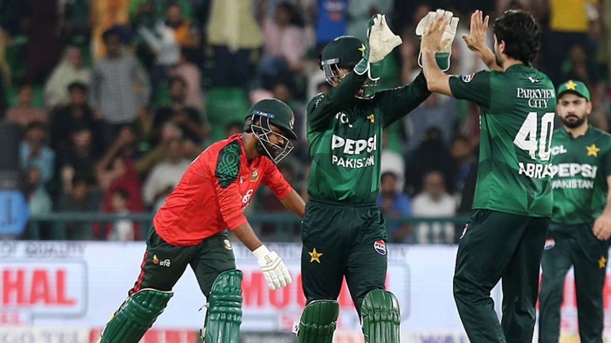 পাকিস্তানের বিপক্ষে