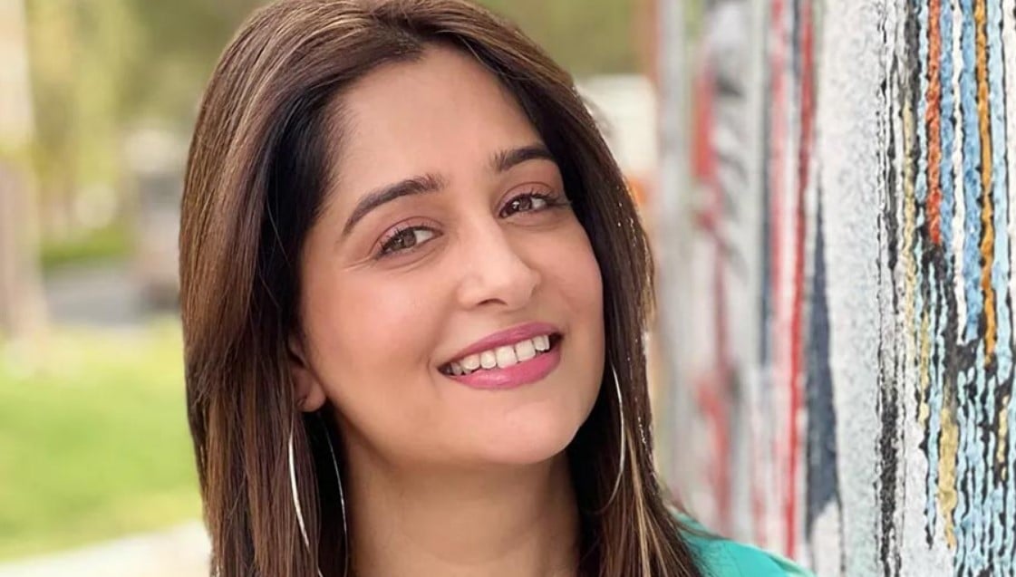 অভিনেত্রী দীপিকা