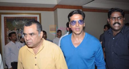 পরেশ রাওয়ালকে ২৫ কোটি রুপির ক্ষতিপূরণ মামলা দিলেন অক্ষয় অক্ষয়