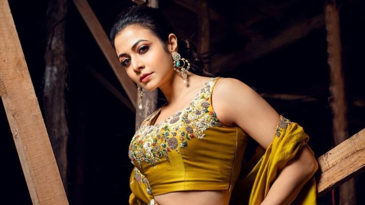 কোয়েল মল্লিক-খোলামেলা পোশাক
