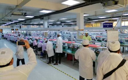 দেশে উৎপাদিত মোবাইল ফোন কারখানাগুলোর বন্ধের পথে যাওয়ার আশঙ্কা