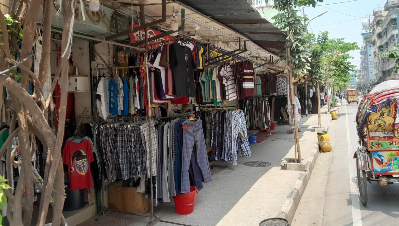 কম দামে ‘ভালো মানের’ পোশাক বিক্রি, জনপ্রিয়তা বেড়েছে মিরপুরের নান্নু মার্কেটের