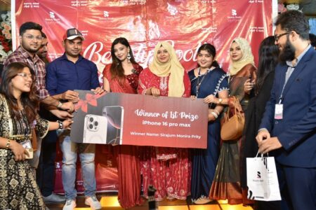 ‘বিউটি বুথ’ থেকে পণ্য কিনে বিজয়ী হলেন আইফোনের মালিক