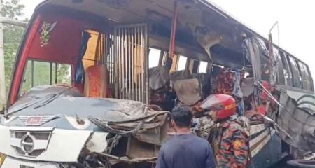 দিনাজপুরে দাঁড়িয়ে থাকা