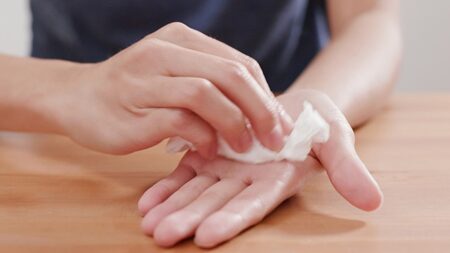 হাত-পা ঘামে কী করবেন: কার্যকর সমাধানের জন্য টিপস হাত-পা ঘামে কী করবেন