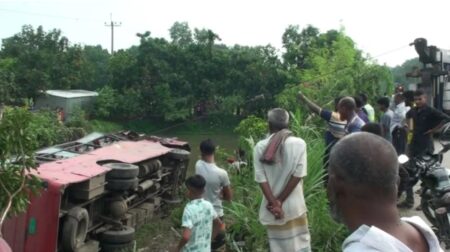 কাভার্ডভ্যানের ধাক্কায় বিআরটিসি বাস খাদে, নিহত ১ কাভার্ডভ্যানের ধাক্কায়
