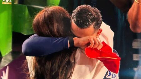 শিরোপা জয়ে আনুশকাকে