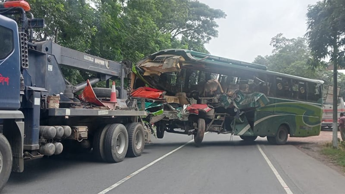 ট্রাকের পেছনে বাসের