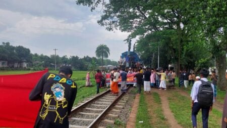 স্টেশন চালুর দাবিতে ট্রেন আটকে বিক্ষোভ ও মানববন্ধন IMG_20250623_175216