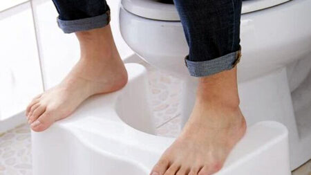 কমোডে বসে ফোন দেখার পরিণতি, পক্ষাঘাতগ্রস্ত হয়ে জ্ঞান হারালেন যুবক Komod