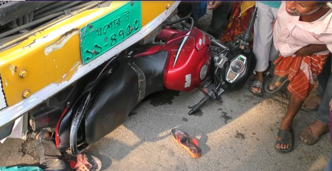 ঝিনাইদহে ট্রাকচাপায় মা-বাবা ও ছেলে নিহত, এলাকায় শোকের ছায়া