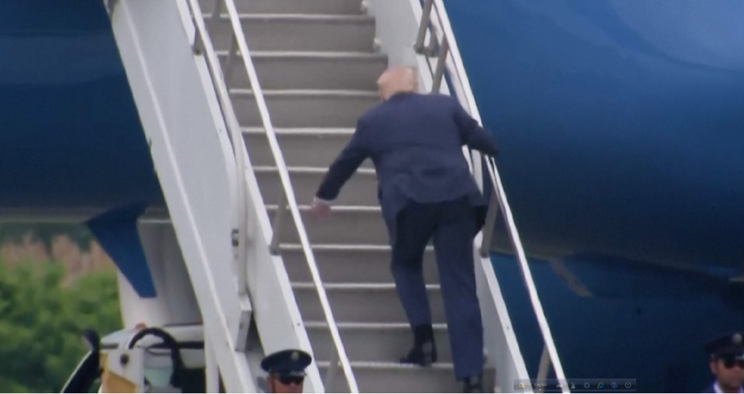 বাইডেনের মতো বিমানে উঠতে গিয়ে হোঁচট খেলেন ট্রাম্প