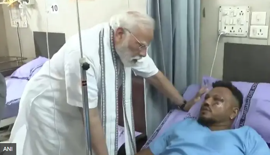 আহমেদাবাদে নরেন্দ্র মোদী, দেখা করেছেন একমাত্র জীবিত ব্যক্তির সাথে