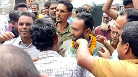 স্বেচ্ছাসেবক দলের পদ পেয়ে টাকার মালা গলায় দিয়ে মিছিল, সমালোচনার ঝড় Taka