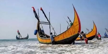 ৫৮ দিনের নিষেধাজ্ঞা শেষ, জাল নিয়ে সমুদ্রে জেলেরা জেলেরা