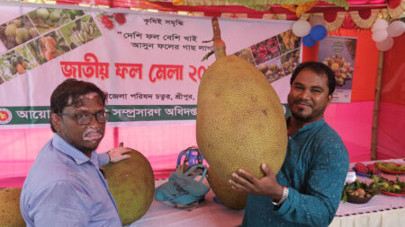 গাজীপুরে ফল মেলায় ৩২ কেজি ওজনের কাঁঠাল gazipur-mela