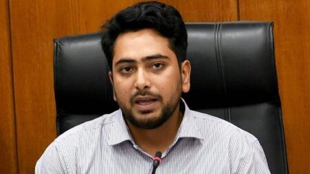 বর্তমান কমিশনের অধীনে নির্বাচনে না যাওয়ার ঘোষণা এনসিপির nahid-islam