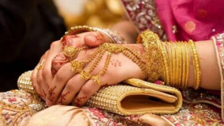 দেশের বাজারে আজ থেকে নতুন দামে বিক্রি হচ্ছে সোনা সোনার দাম