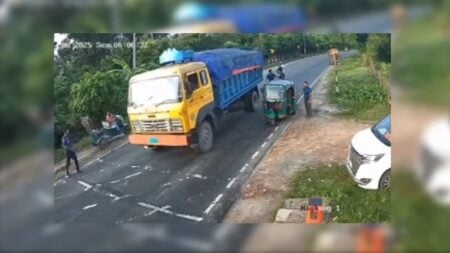 চেকপোস্টে মোটরসাইকেল থামাতে গিয়ে মর্মান্তিক ঘটনার শিকার পুলিশ সদস্য police person