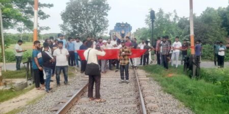 রাজশাহীতে স্টেশন সংস্কারের দাবিতে ট্রেন আটকে বিক্ষোভ, রেল যোগাযোগ বন্ধ train
