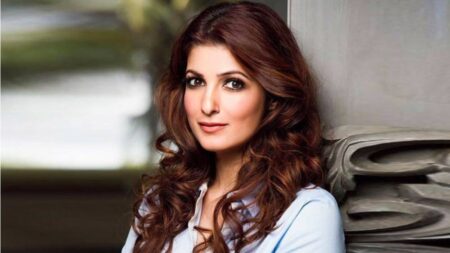 ভয়ানক শাস্তি হিসাবে নায়িকাকে রাস্তায় উলঙ্গ করে হাঁটালেন মা! শাস্তি