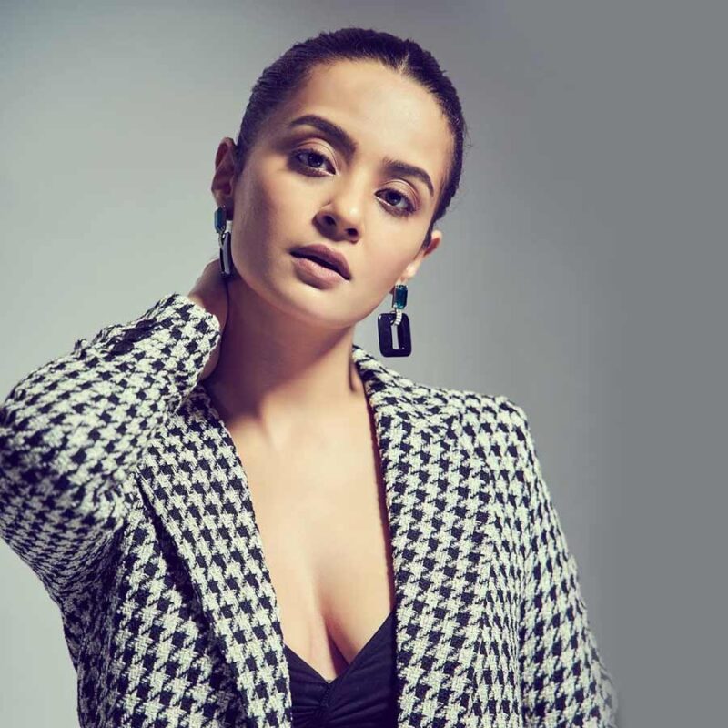 অভিনেত্রী সুরভীন চাওলা