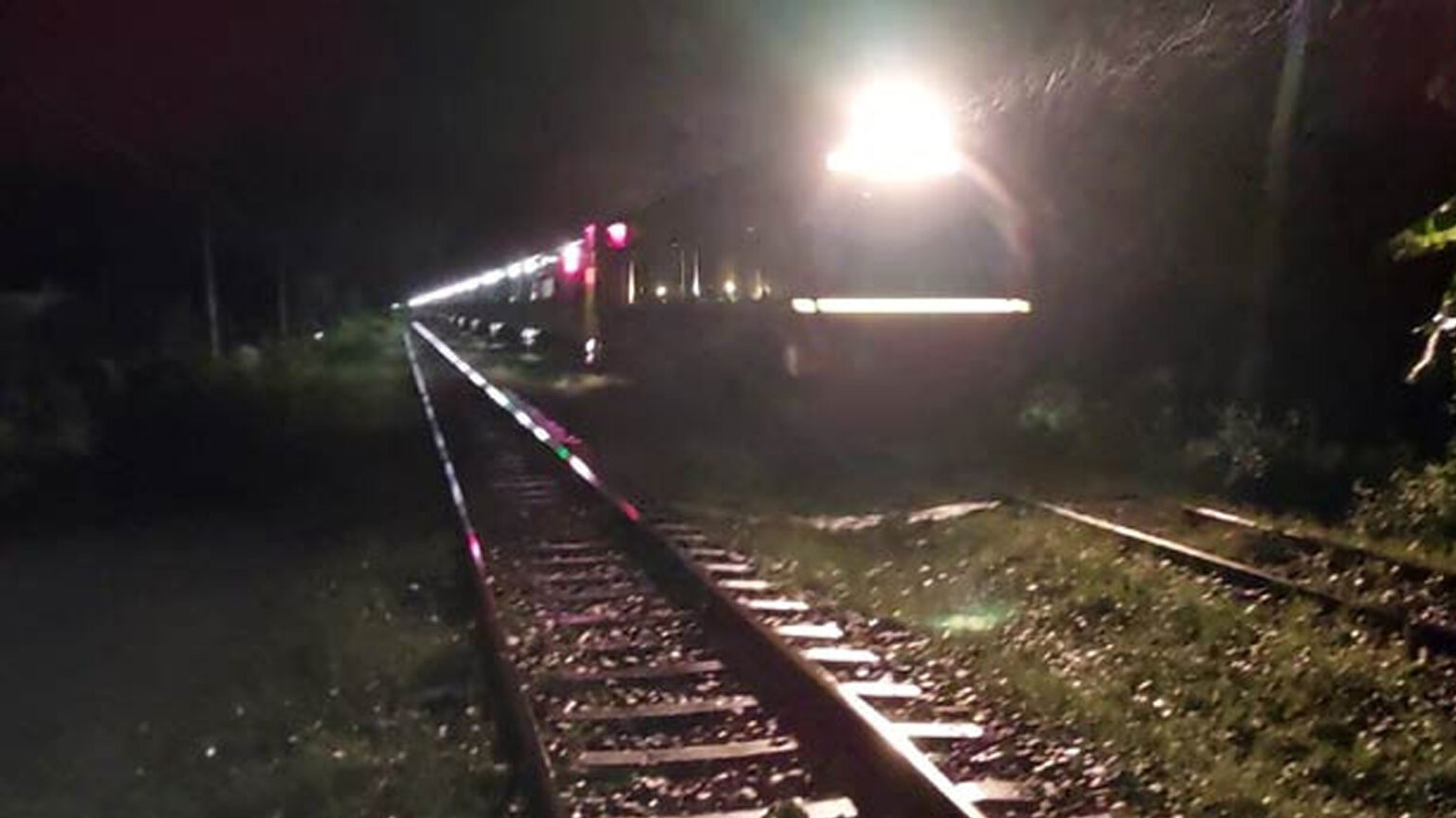 মিরসরাইয়ে রেললাইনে বসে আড্ডা, ট্রেনে কাটা পড়ে প্রাণ গেল ৩ বন্ধুর