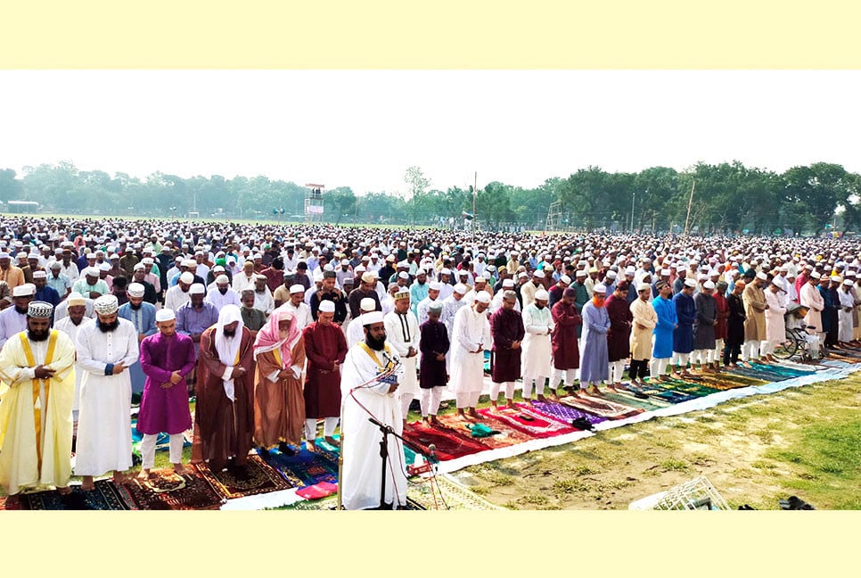 দিনাজপুরের গোর-এ-শহীদ ময়দানে লাখো মুসল্লির ঈদের নামাজ আদায়