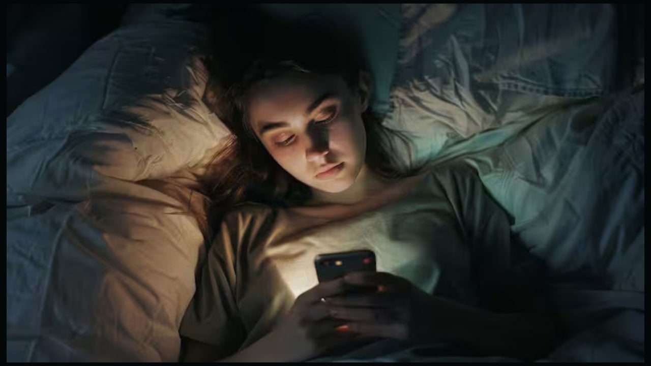 বেশি স্মার্টফোন ব্যবহারে যেসব মানসিক সমস্যা হতে পারে