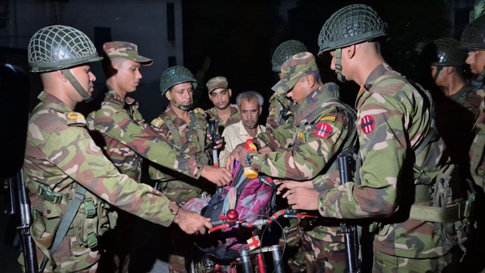 ভাইরাল ‘সংগ্রামী বাবা’ গাইবান্ধার রাজু মিয়া, প্রশংসায় ভাসছে সেনাবাহিনীও