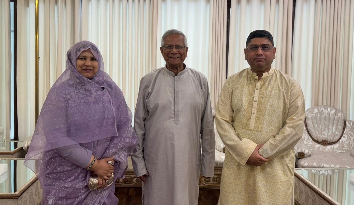 প্রধান উপদেষ্টার সঙ্গে সস্ত্রীক সাক্ষাৎ করলেন সেনাপ্রধান