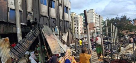 কোনাবাড়ীতে কাঁচাবাজারে অগ্নিকাণ্ড: ১৬টি দোকান পুড়ে ছাই 1-2025