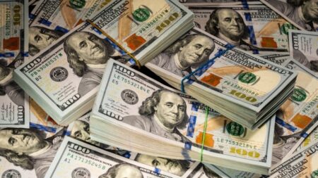 কেন পতন হচ্ছে ডলারের? নেপথ্যে কী কেন পতন হচ্ছে ডলারের