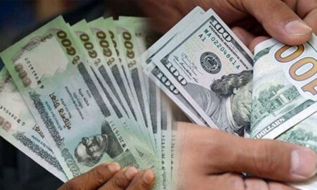 তিন ঝুঁকিতে ডলারের