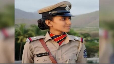 সেনার হাতে পুলিশ