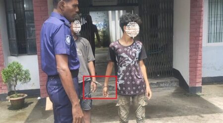 মারধরের পর দুই কিশোরকে হাতকড়া পড়িয়ে আদালতে প্রেরণ