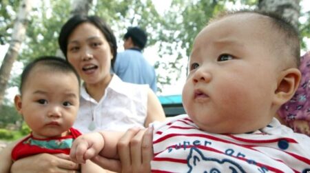 জন্মহার বাড়াতে প্রতি শিশুকে ৫০০ ডলার দেবে চীন জন্মহার বাড়াতে প্রতি