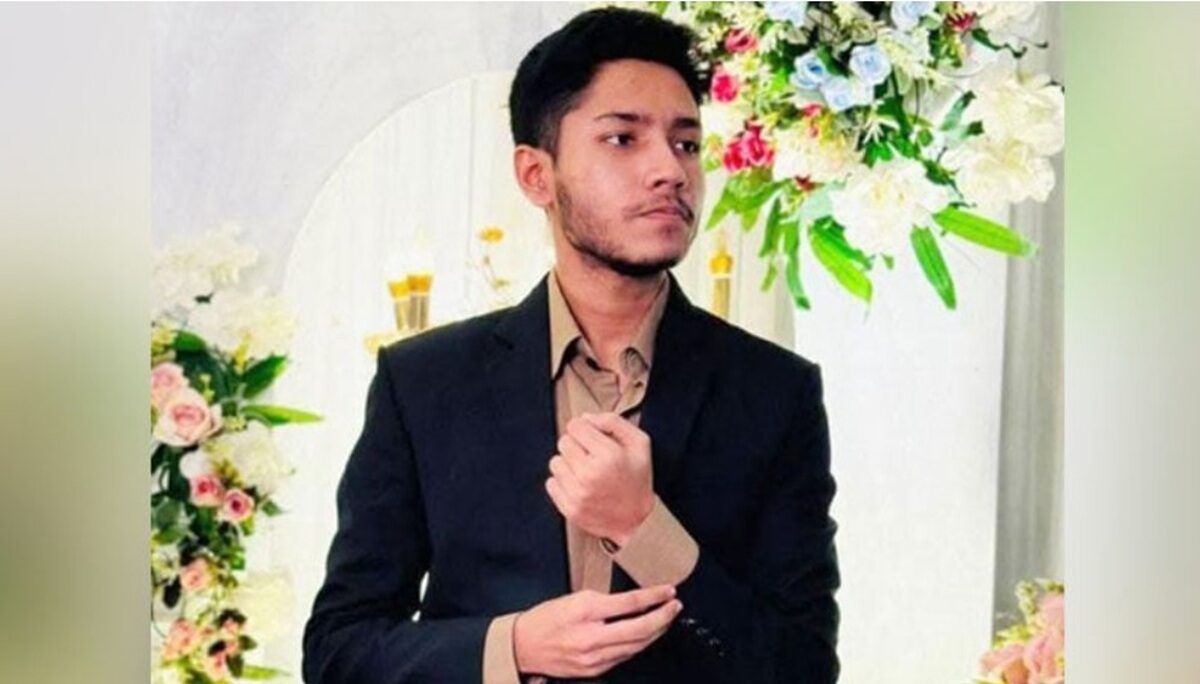 কক্সবাজার সৈকতে ভেসে