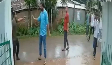 স্কুলের সামনে থেকে ছাত্রকে তুলে নিয়ে গেল পিস্তল ঠেকিয়ে 2507081653