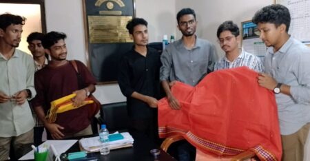 বেরোবিতে সক্রিয় ছাত্রদল-শিবির, প্রতিবাদে প্রশাসনকে ‘শাড়ি-চুড়ি’ উপহার বেরোবিতে সক্রিয় ছাত্রদল