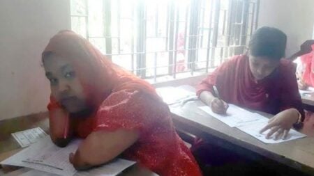 মুখ দিয়ে লিখে স্বপ্ন