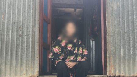 বিয়ের দাবিতে প্রেমিকের বাড়িতে বিধবার অনশন বিয়ের দাবিতে প্রেমিকের