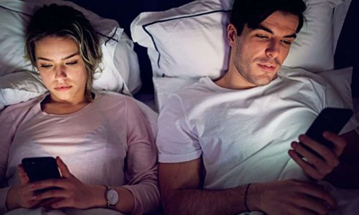 মোবাইলে আঙুল চালিয়ে