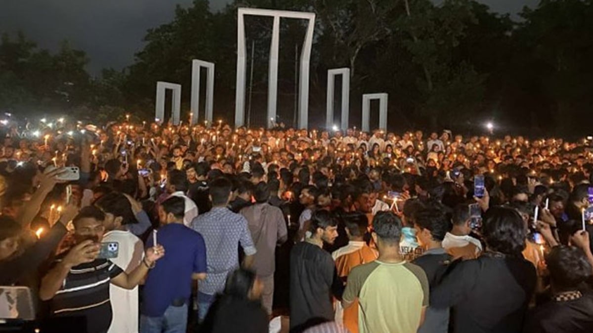 জুলাই স্মরণে শহীদ মিনারে ছাত্রদলের মোমবাতি প্রজ্বলন জুলাই স্মরণে শহীদ মিনারে ছাত্রদলের মোমবাতি প্রজ্বলন