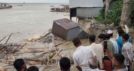 জাজিরায় পদ্মা সেতু রক্ষা বাঁধে ধস, নদীতে বিলীন ৮ স্থাপনা জাজিরায় পদ্মা সেতু
