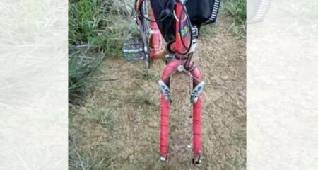 ছবিটি জুম করে সাইকেলের টায়ার আছে নাকি নেই খুঁজুন সাইকেলের টায়ার