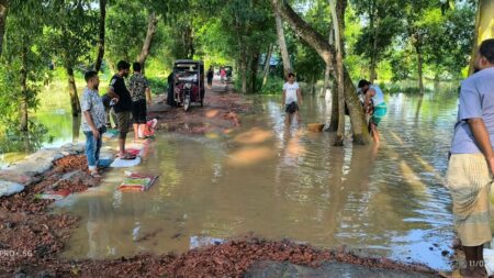 ফেনীতে বন্যার পানি কমলেও