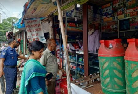 এলপিজি গ্যাসের দাম বেশি রাখায় ৪৫ হাজার টাকা জরিমানা Manikganj