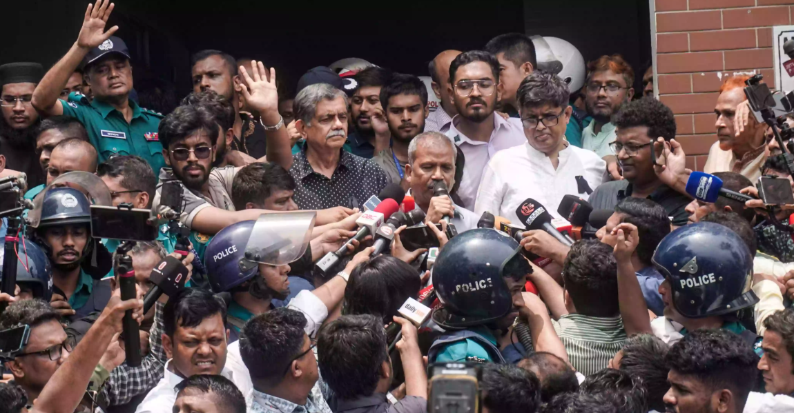 মাইলস্টোন স্কুল থেকে বের হতে পারলেন না দুই উপদেষ্টা ও প্রেস সচিব